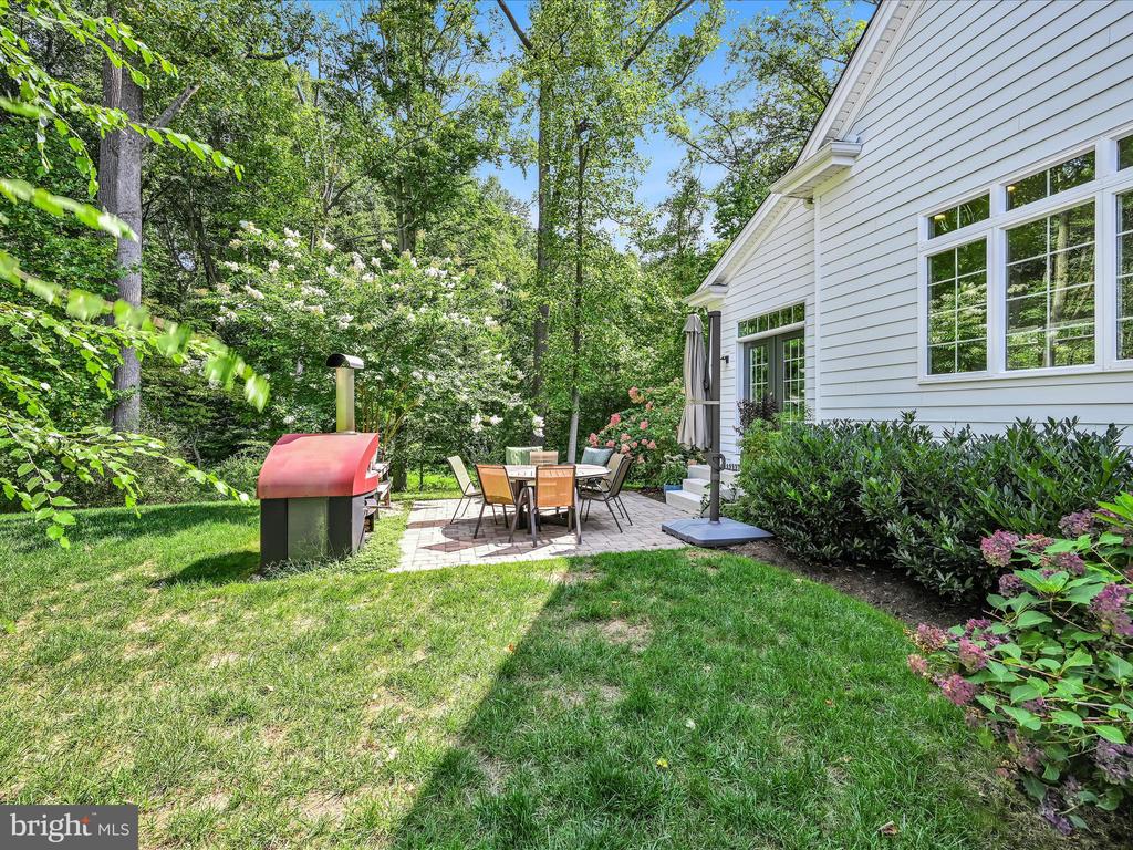 211 ARROWWOOD LANE