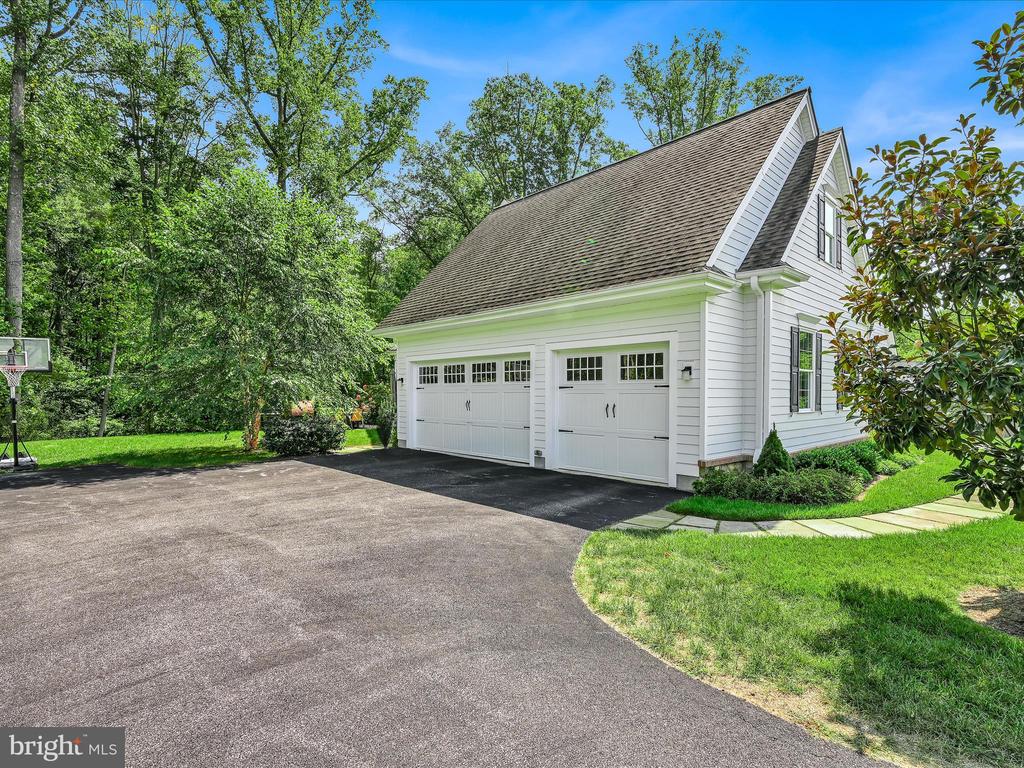 211 ARROWWOOD LANE