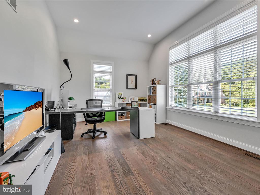 211 ARROWWOOD LANE