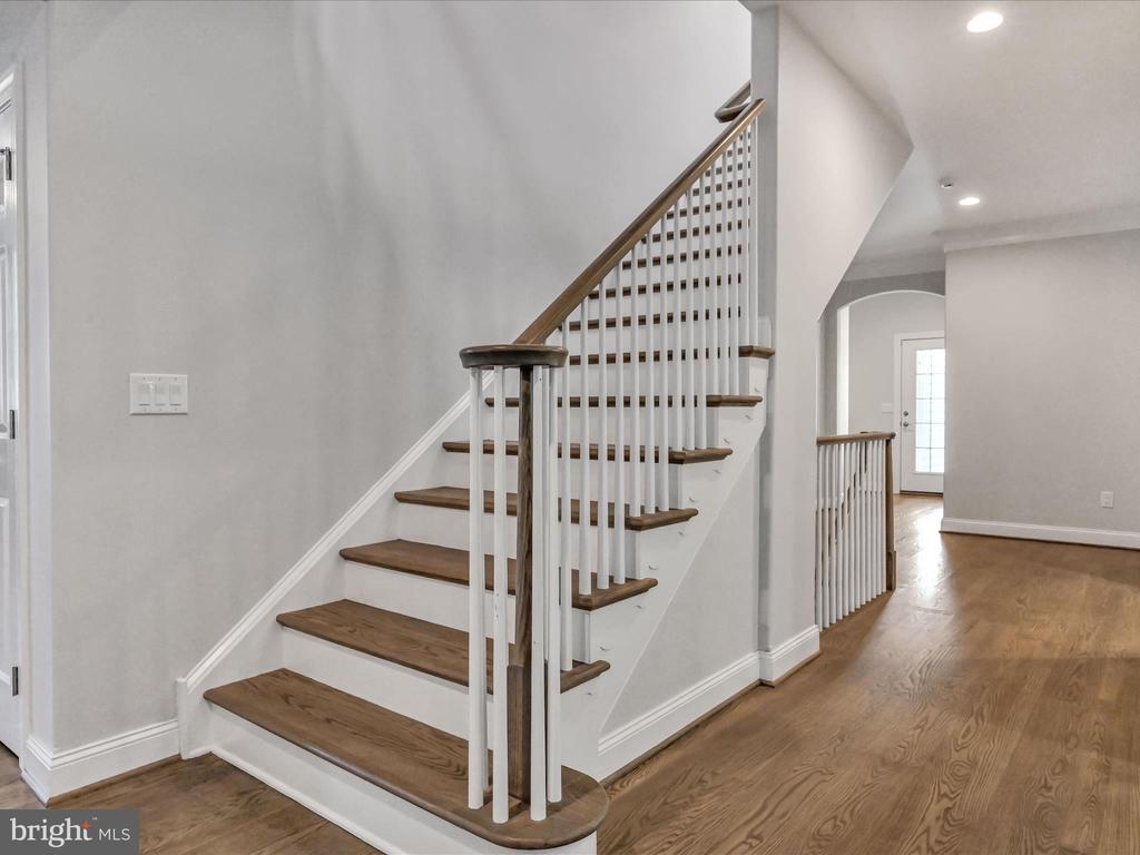 211 ARROWWOOD LANE