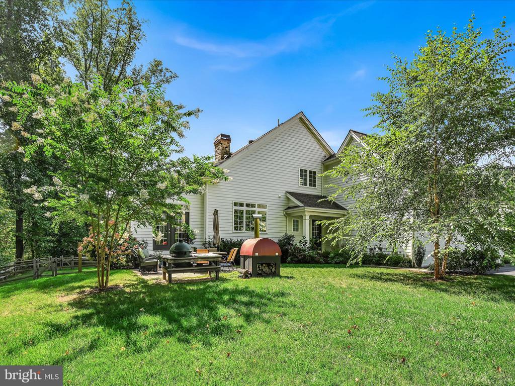 211 ARROWWOOD LANE