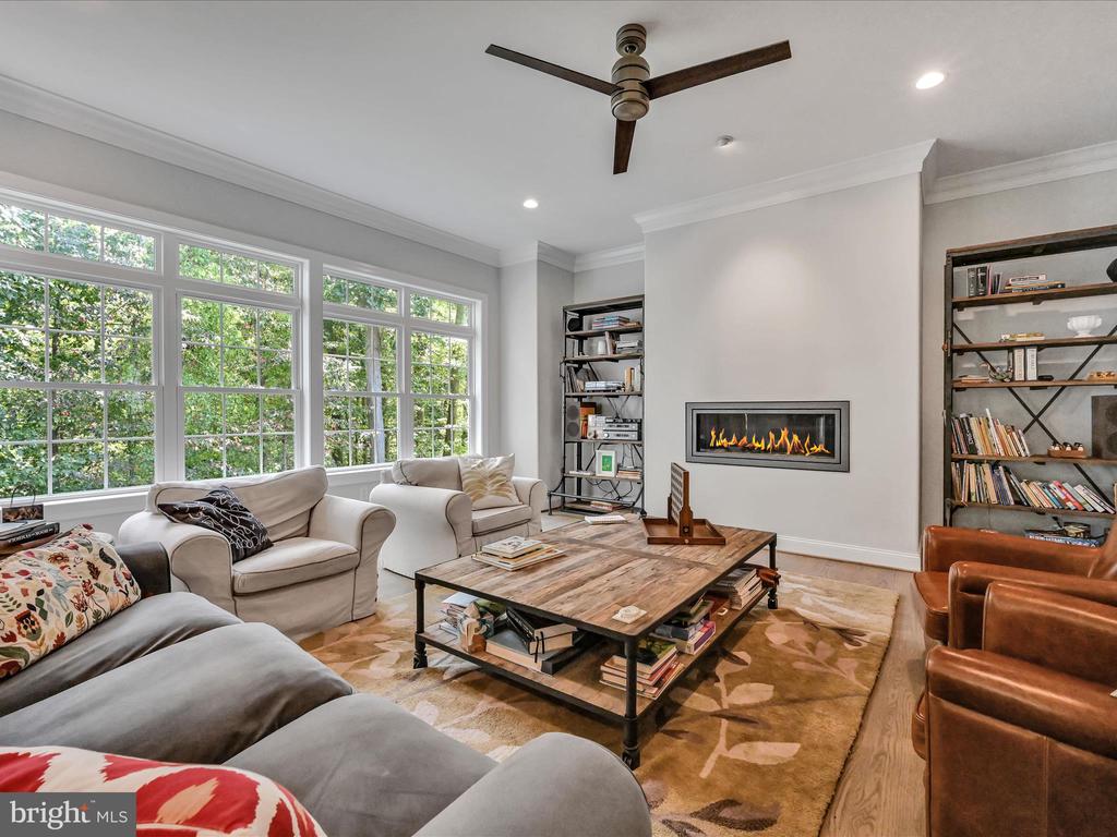 211 ARROWWOOD LANE