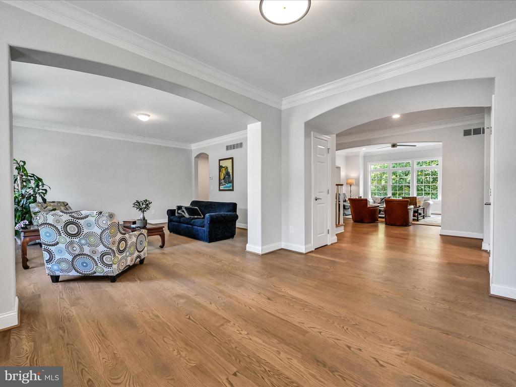 211 ARROWWOOD LANE