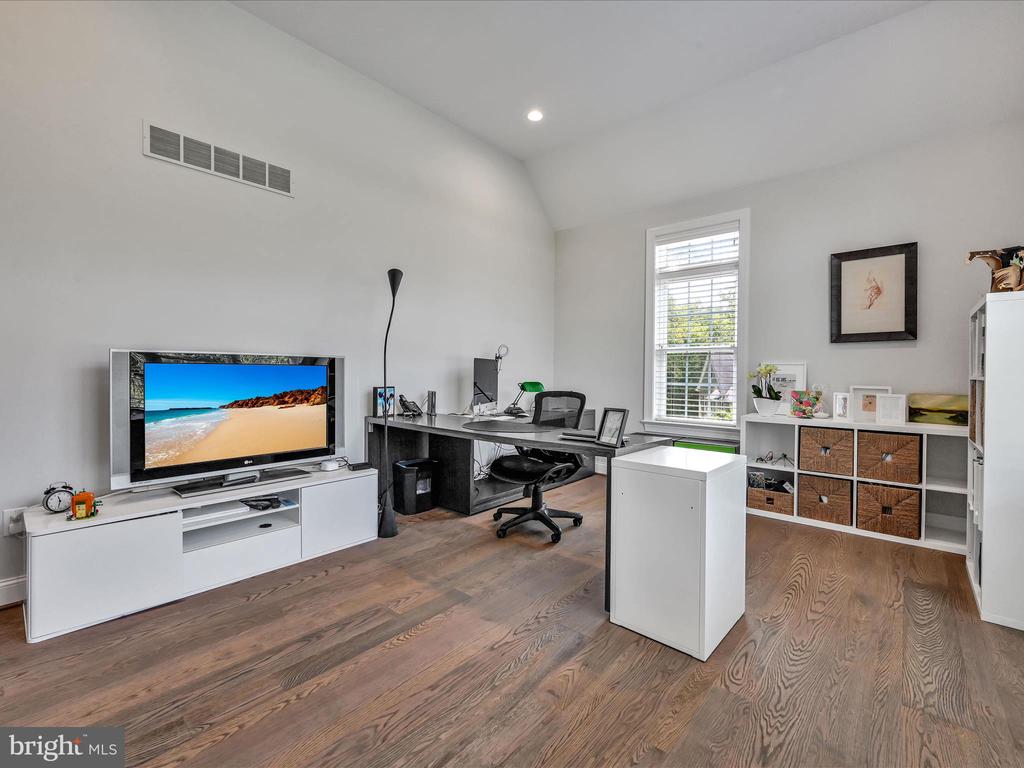211 ARROWWOOD LANE