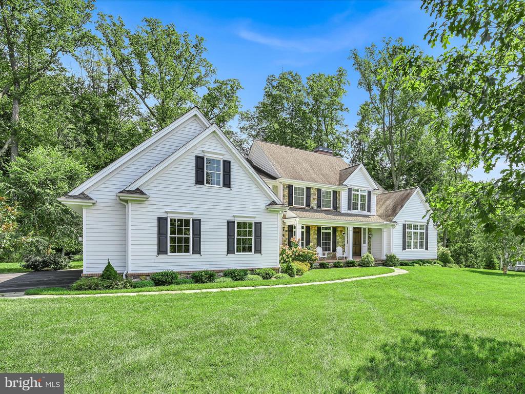 211 ARROWWOOD LANE