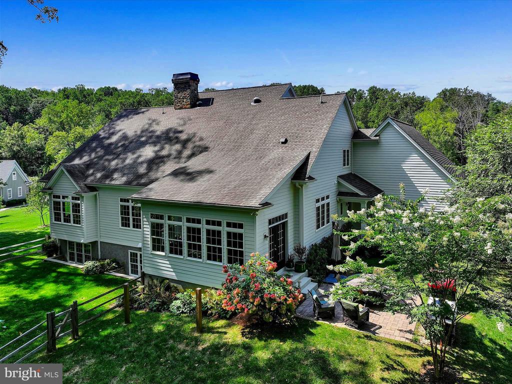 211 ARROWWOOD LANE