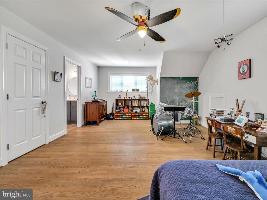 211 ARROWWOOD LANE