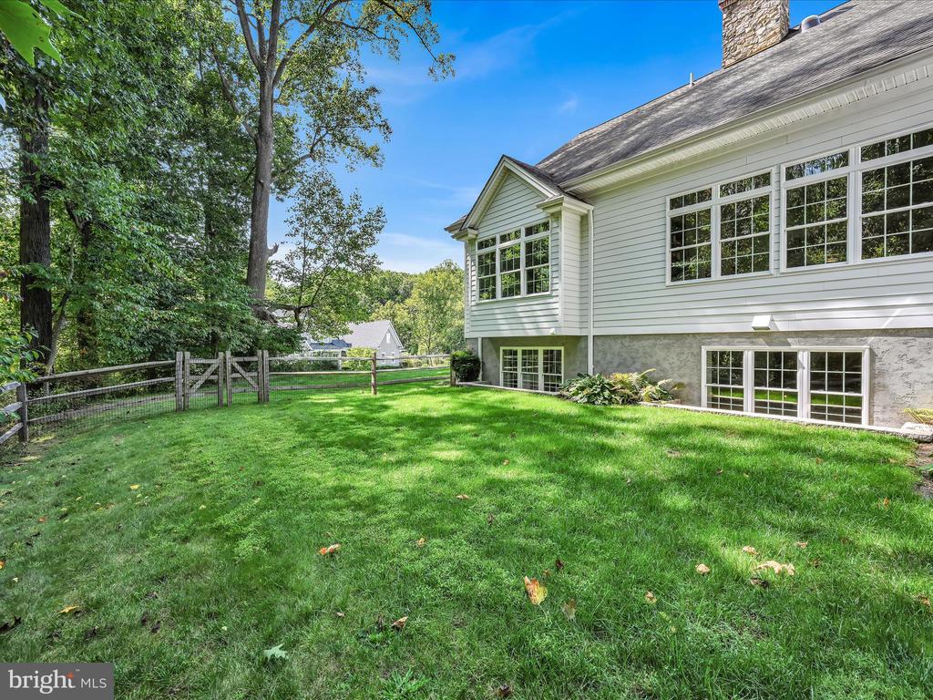 211 ARROWWOOD LANE