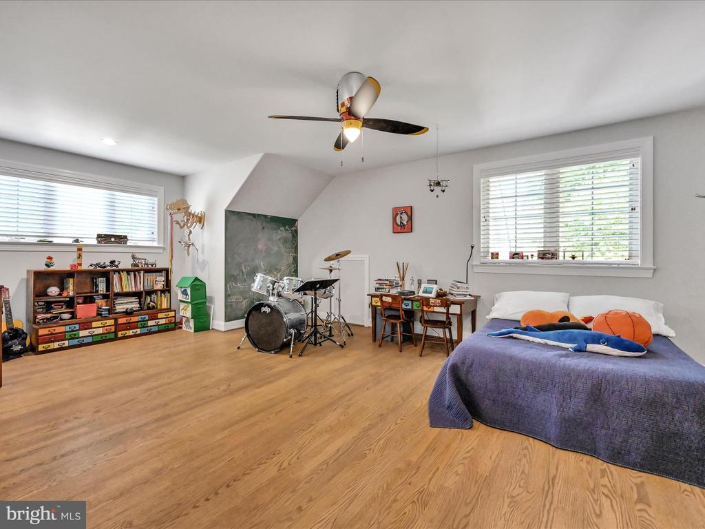 211 ARROWWOOD LANE
