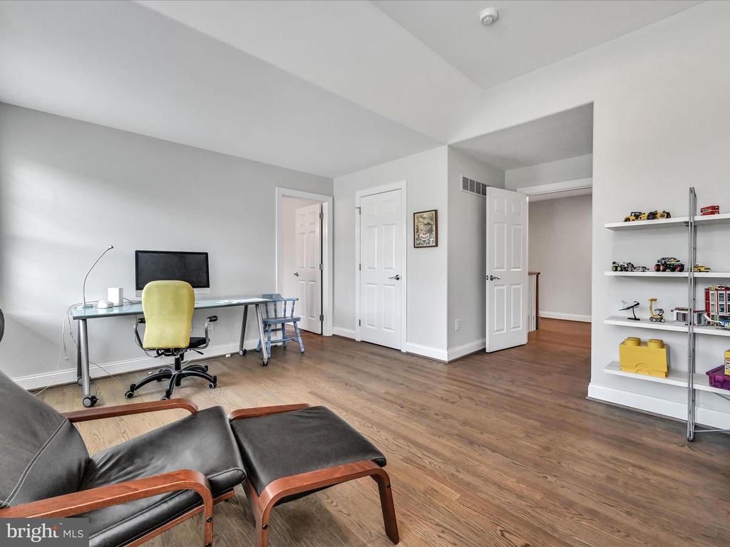 211 ARROWWOOD LANE