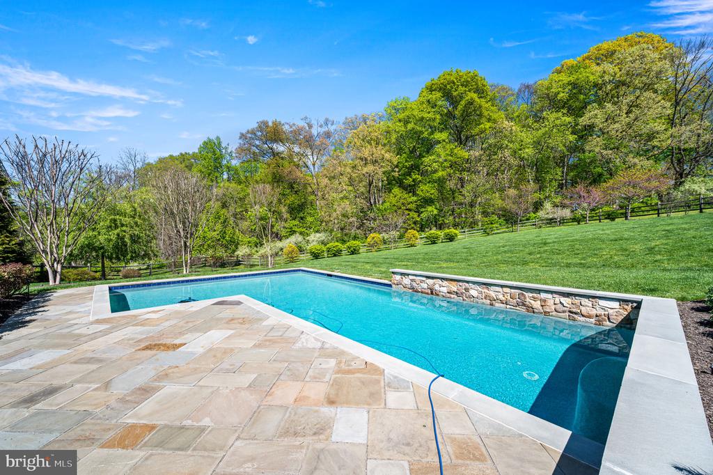 26 COLONIAL DRIVE