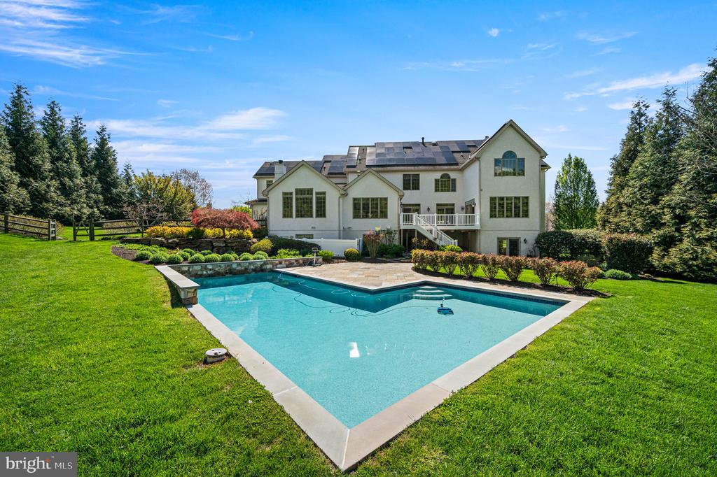 26 COLONIAL DRIVE