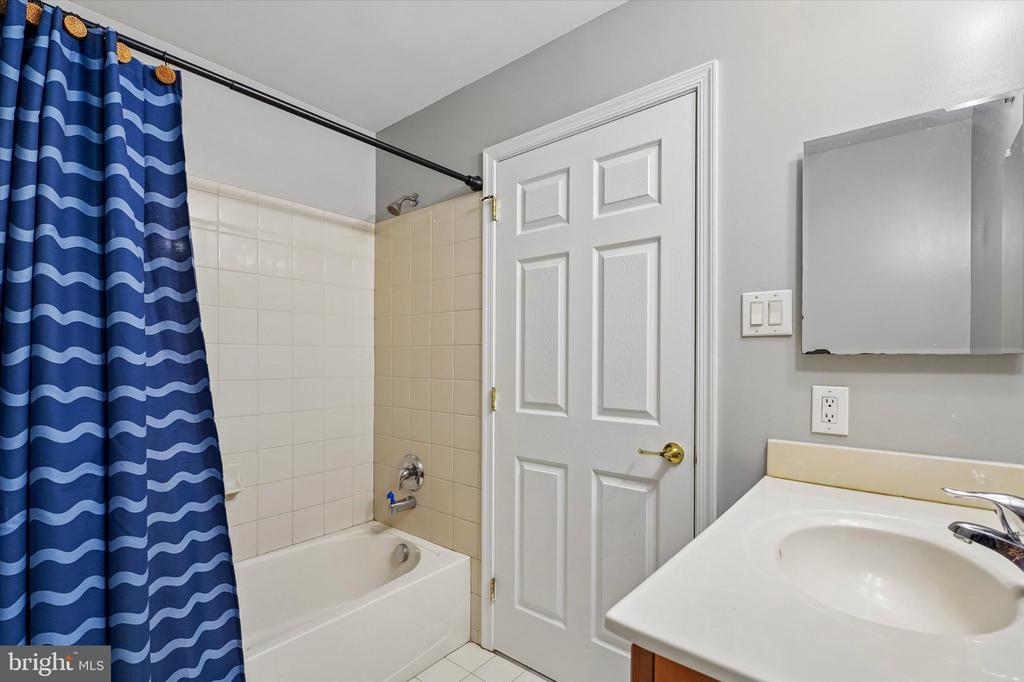 222 FLAGSTONE ROAD Unit: 7