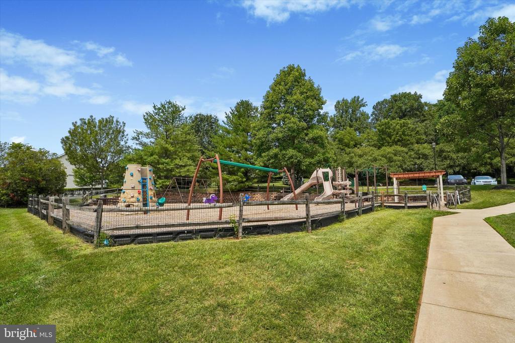 222 FLAGSTONE ROAD Unit: 7