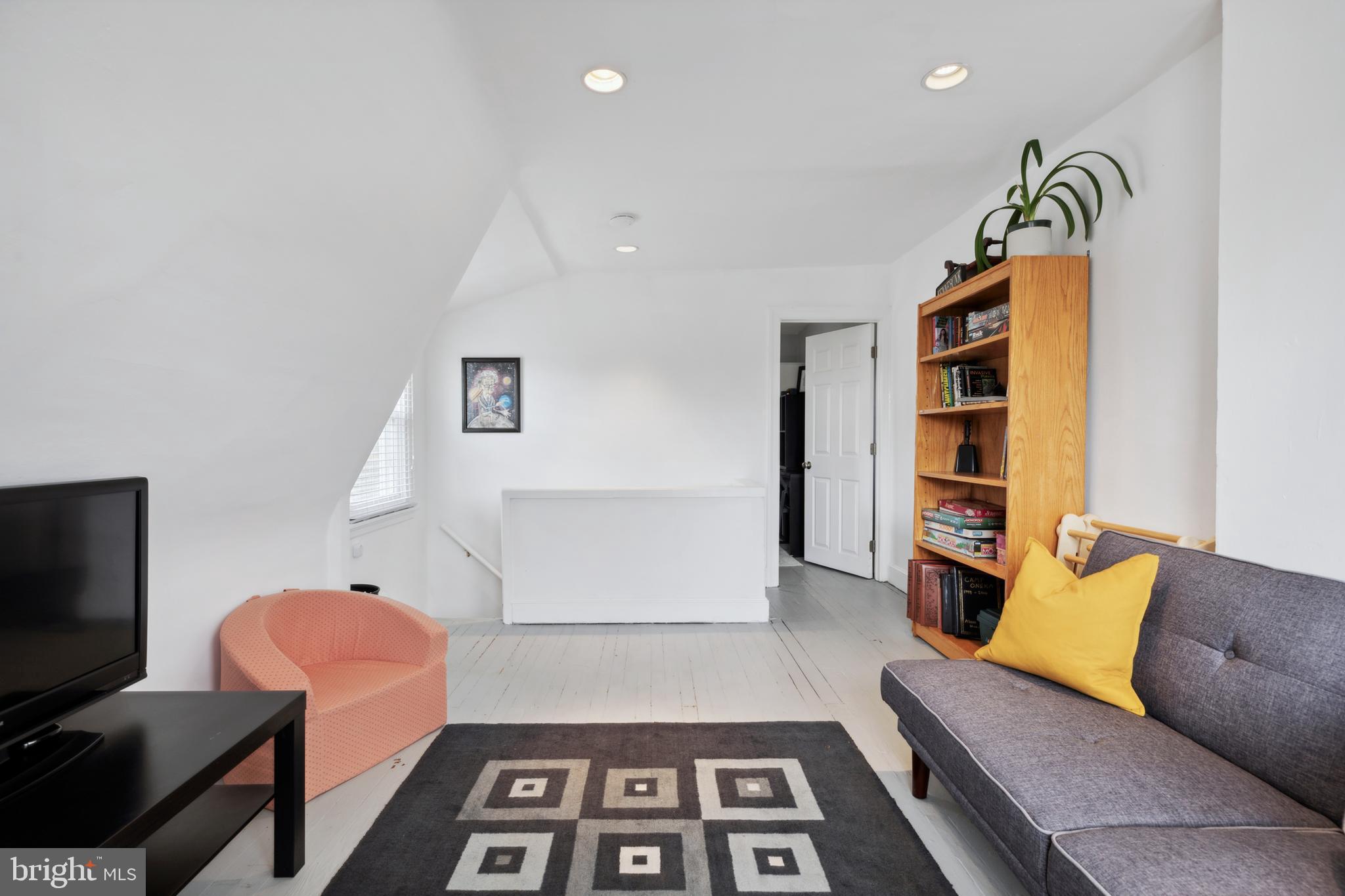 832 AUBREY AVENUE