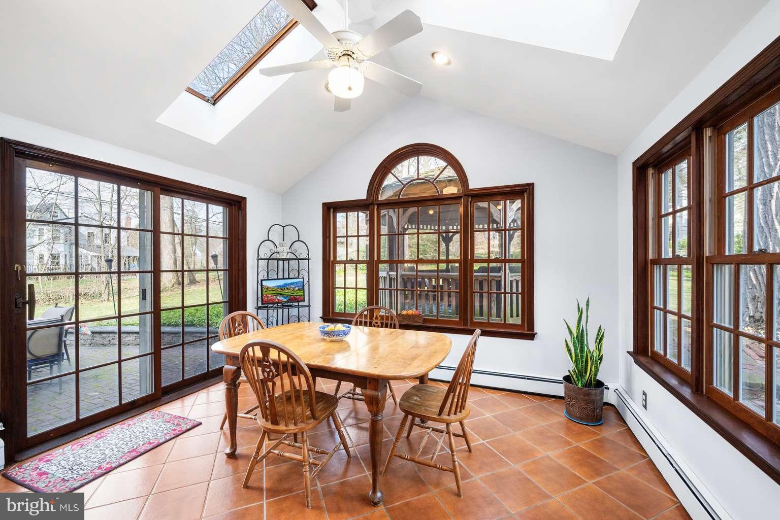 229 E BEECHTREE LANE