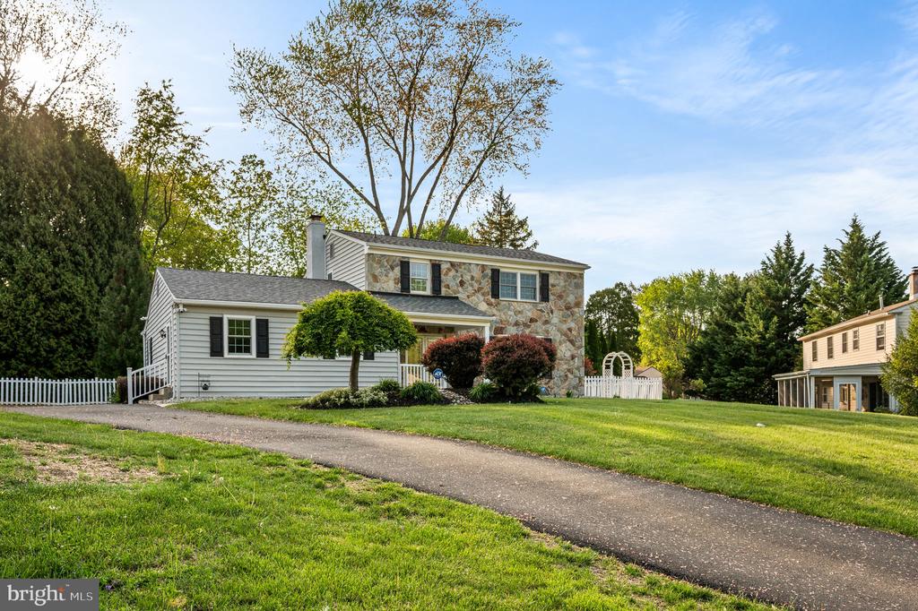 698 BURDETT DRIVE