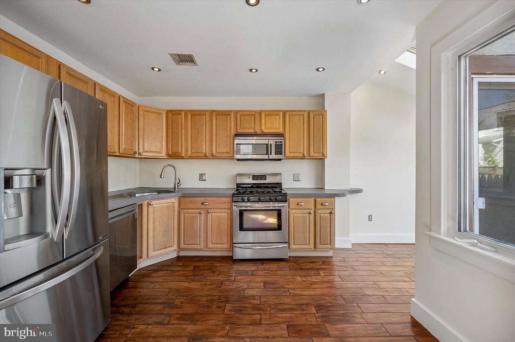 729 HATHAWAY LANE
