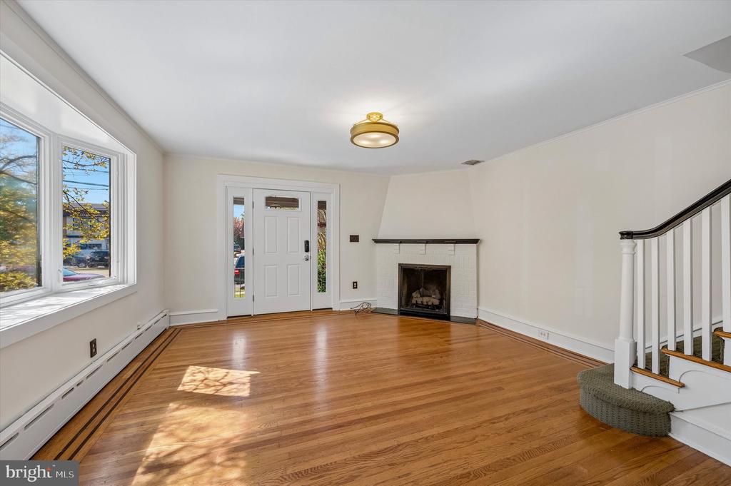 729 HATHAWAY LANE