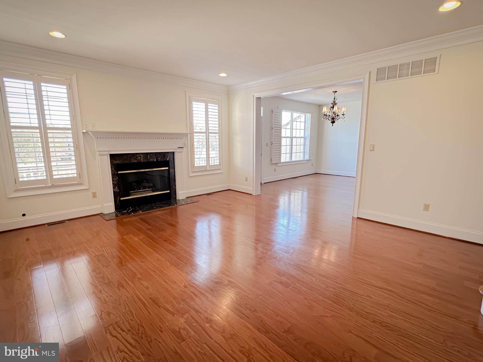 512 FOXCROFT DRIVE