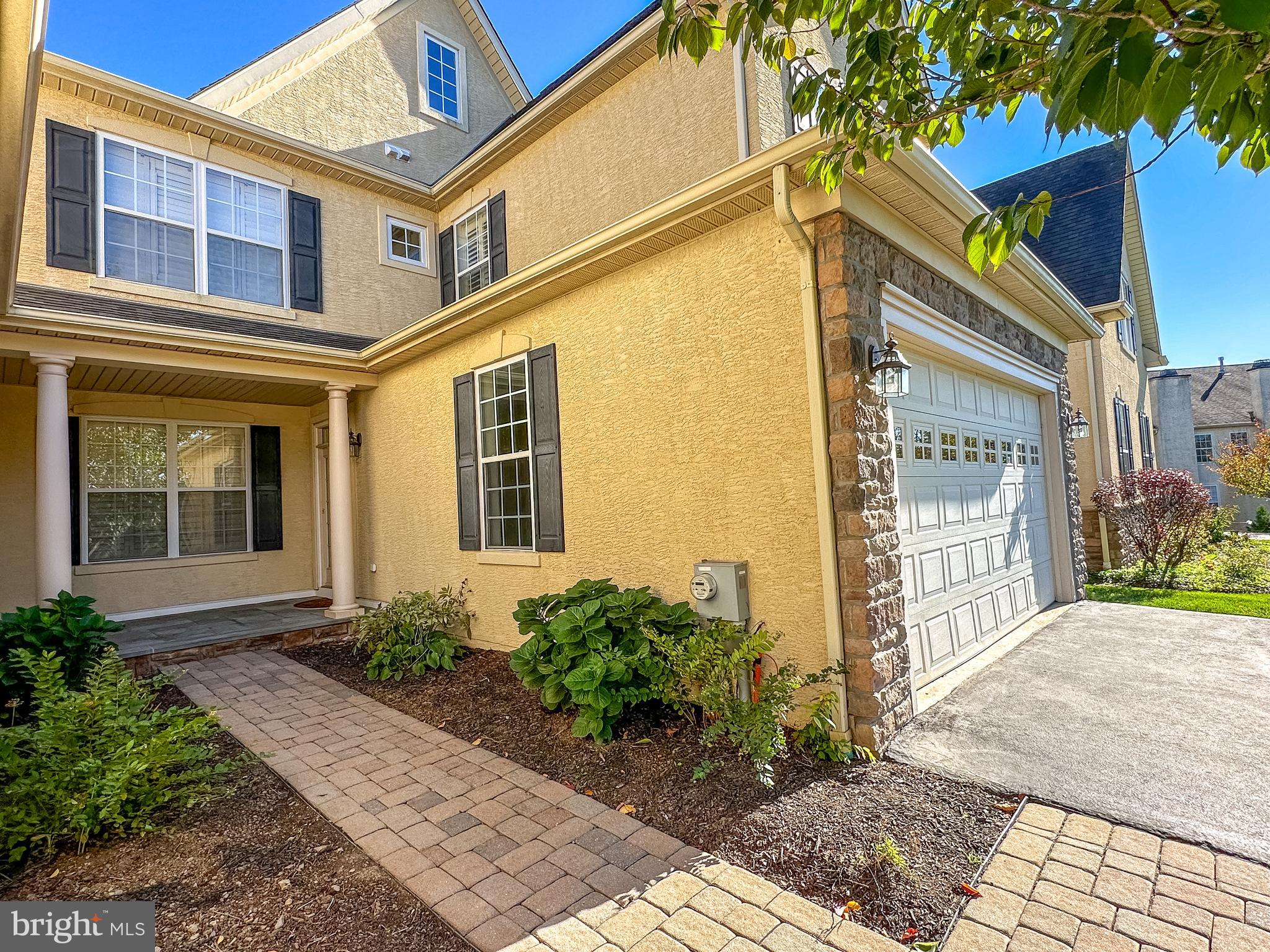 512 FOXCROFT DRIVE