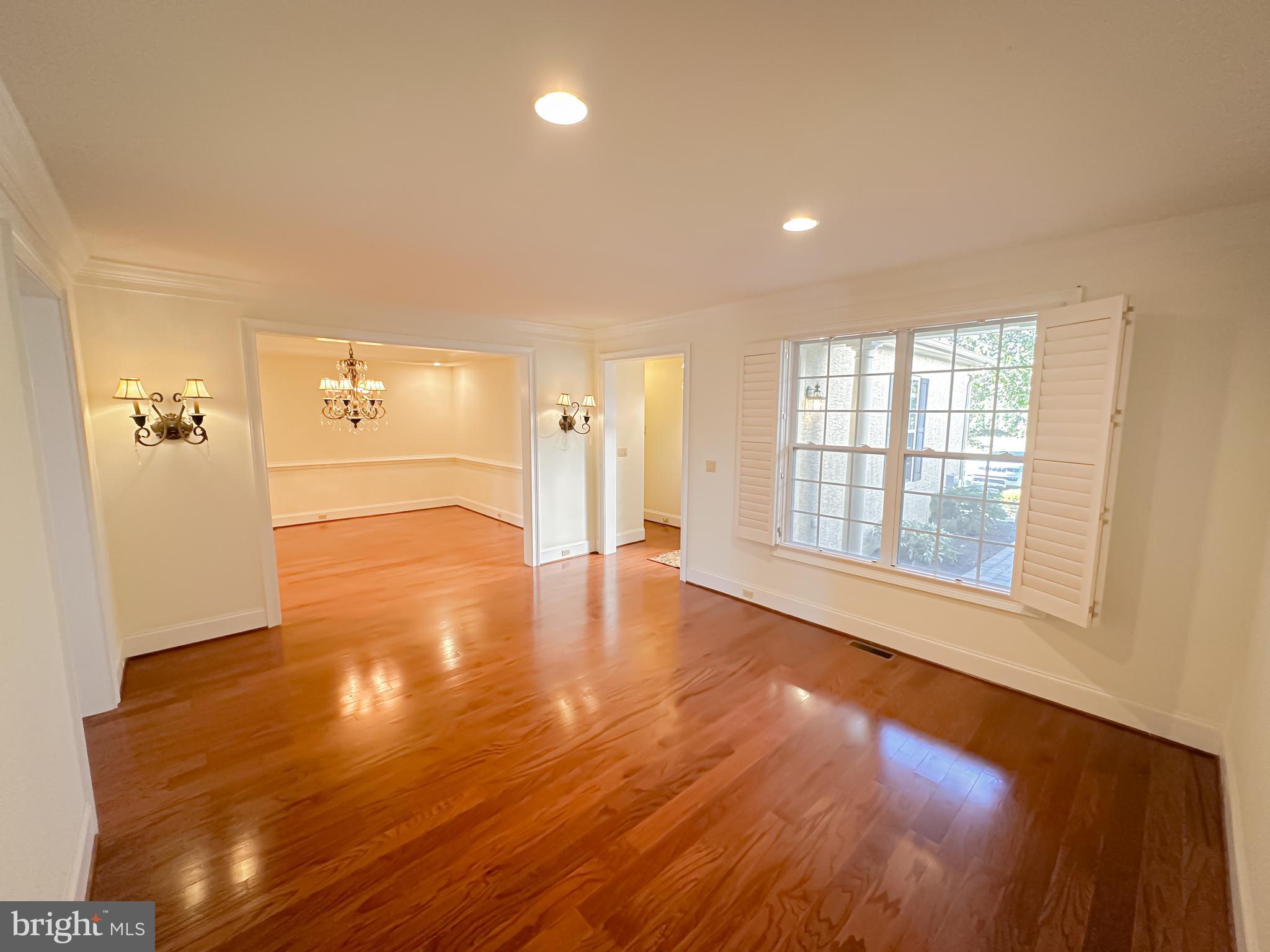 512 FOXCROFT DRIVE