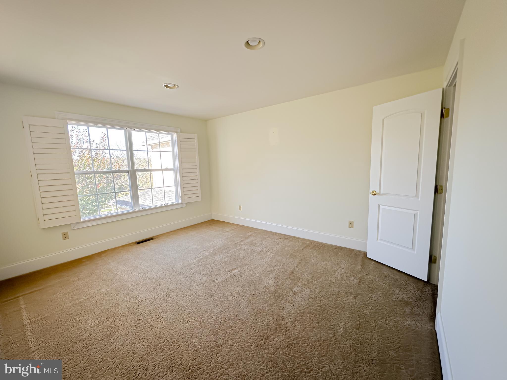 512 FOXCROFT DRIVE