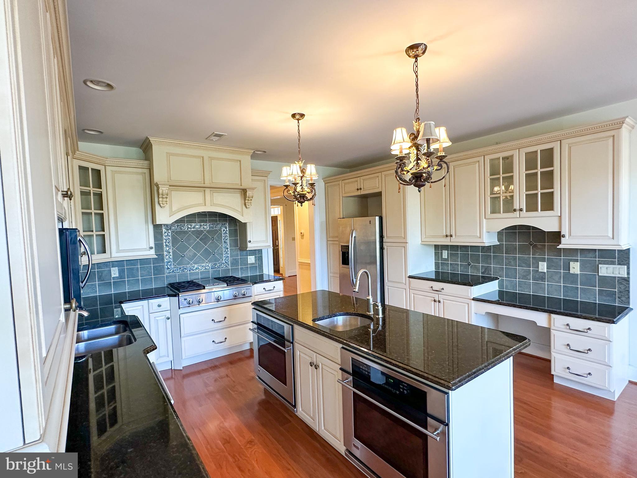 512 FOXCROFT DRIVE