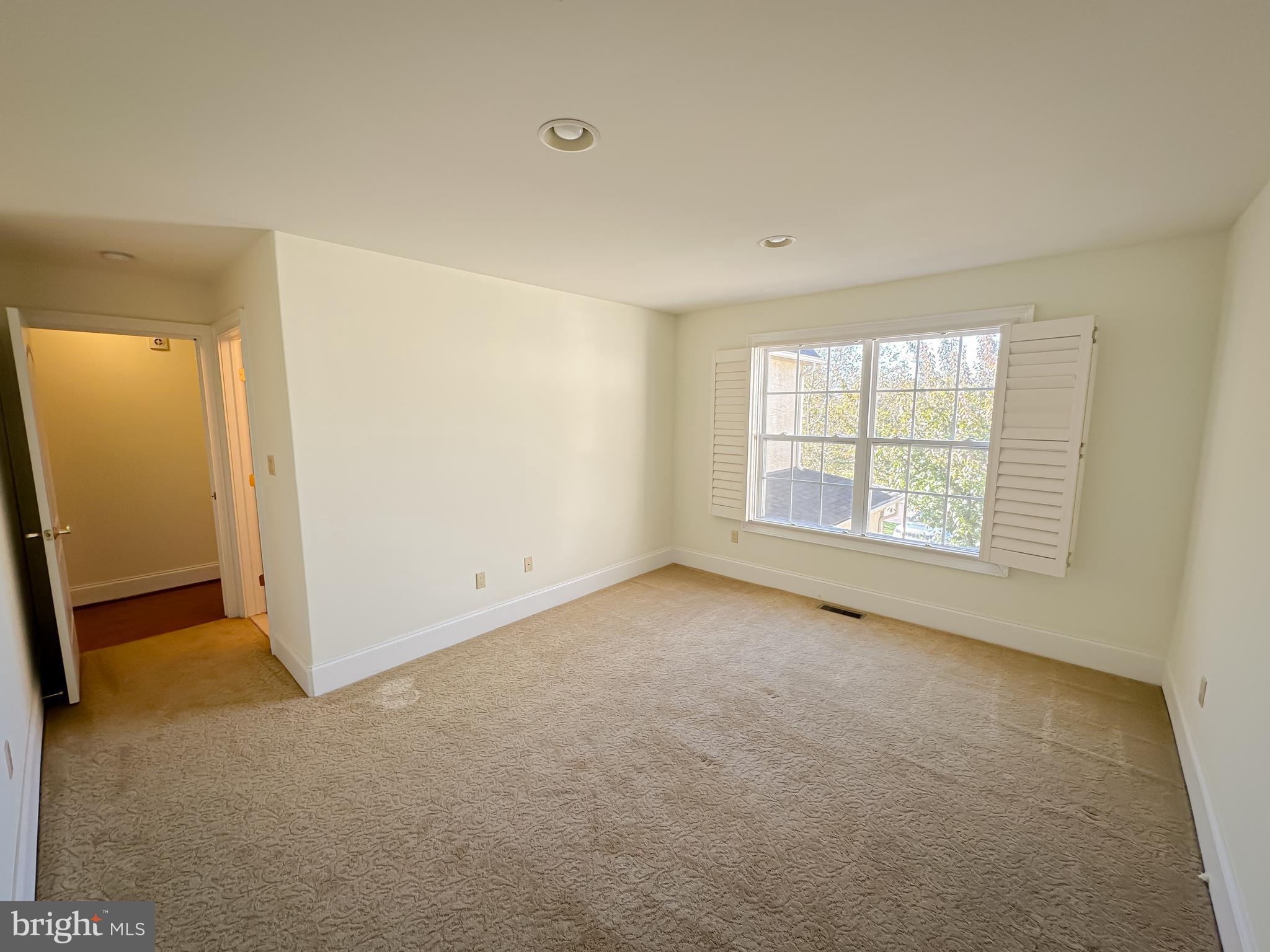 512 FOXCROFT DRIVE