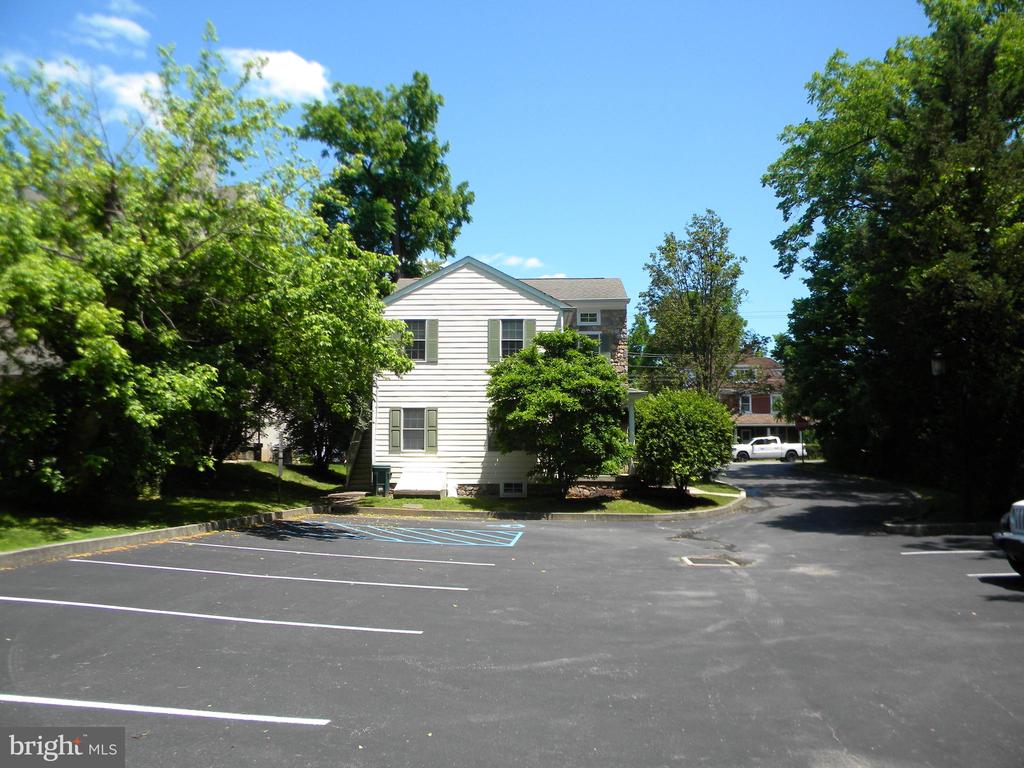 8 E GERMANTOWN PIKE