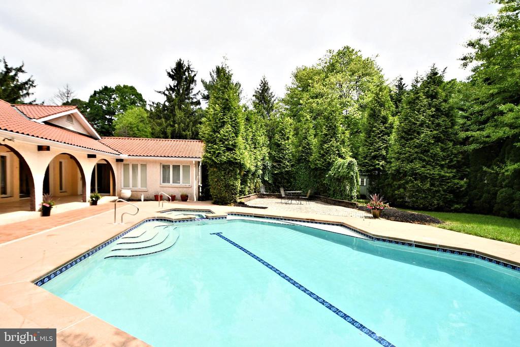 848 TENNIS AVENUE