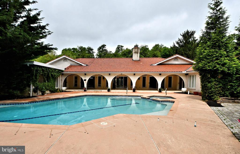 848 TENNIS AVENUE