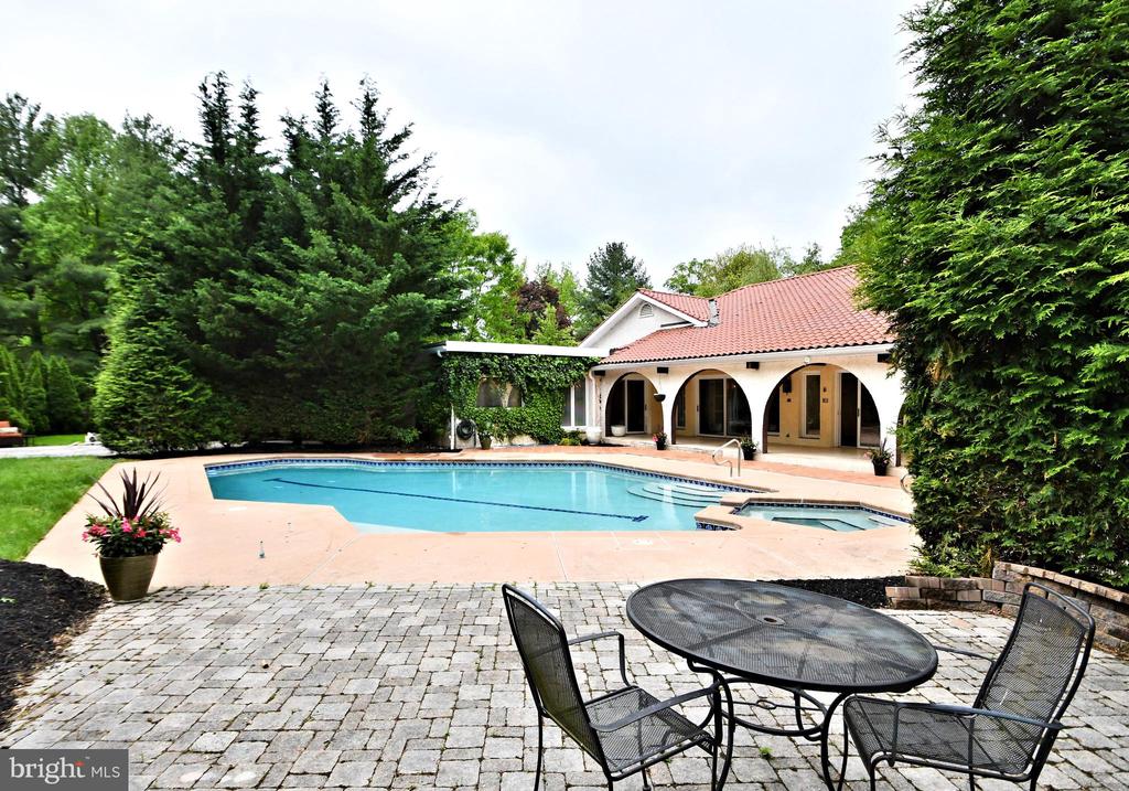 848 TENNIS AVENUE