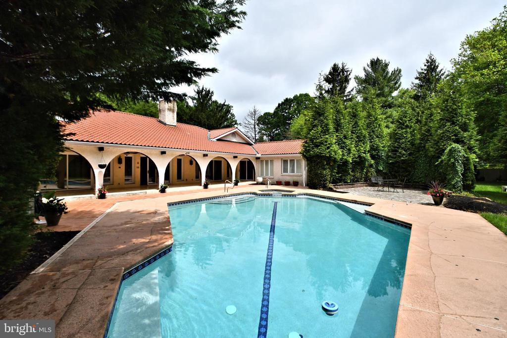 848 TENNIS AVENUE