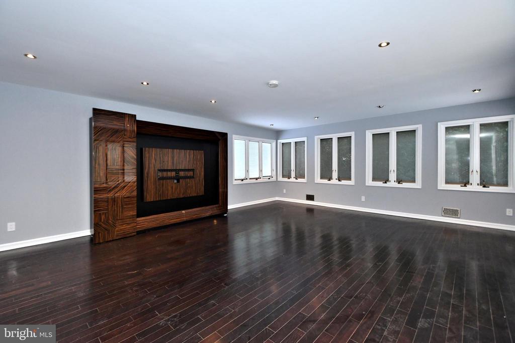 848 TENNIS AVENUE