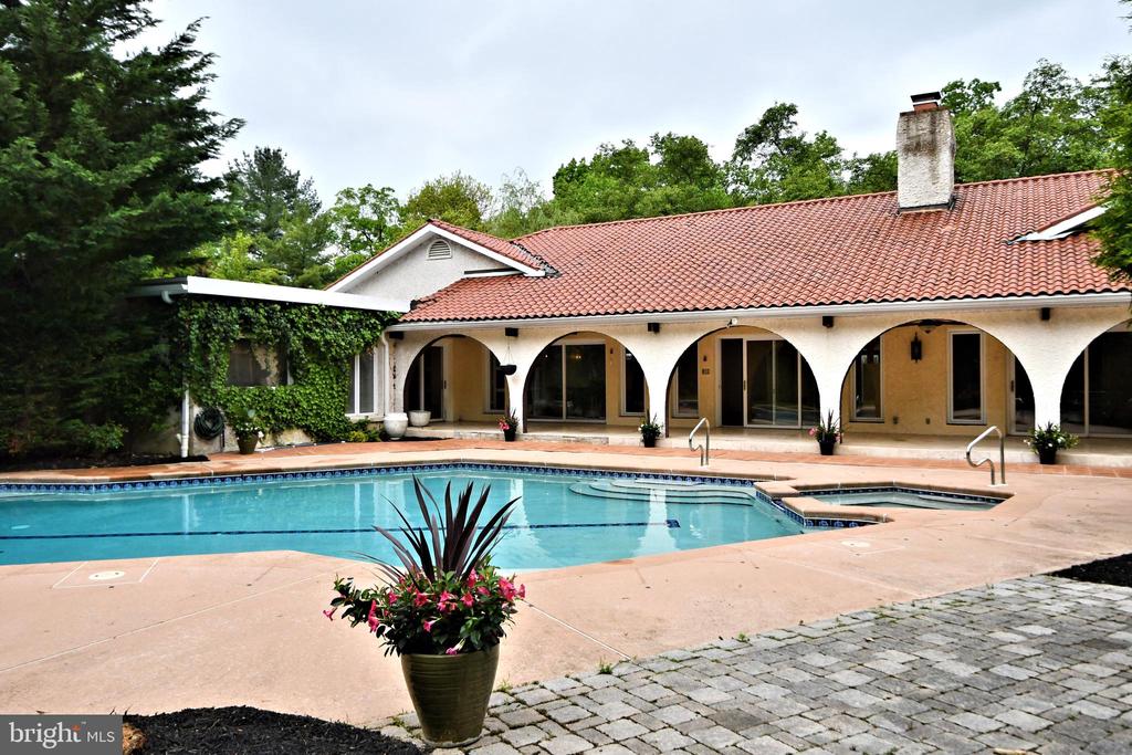 848 TENNIS AVENUE
