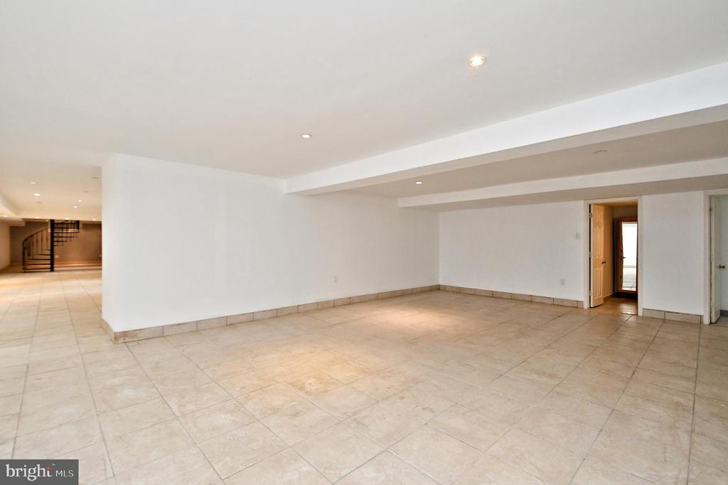 848 TENNIS AVENUE