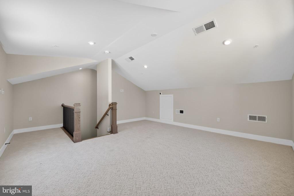 407 PENNYBROOK COURT Unit: 4 REDFORD END