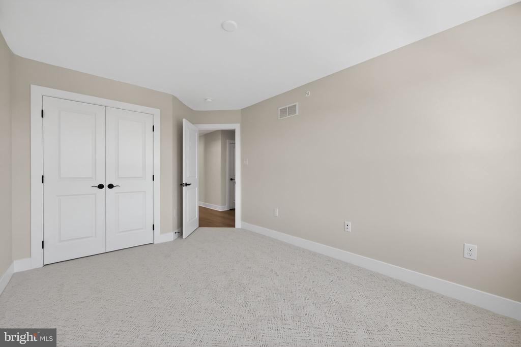 407 PENNYBROOK COURT Unit: 4 REDFORD END