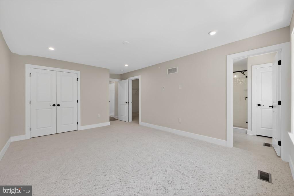 407 PENNYBROOK COURT Unit: 4 REDFORD END