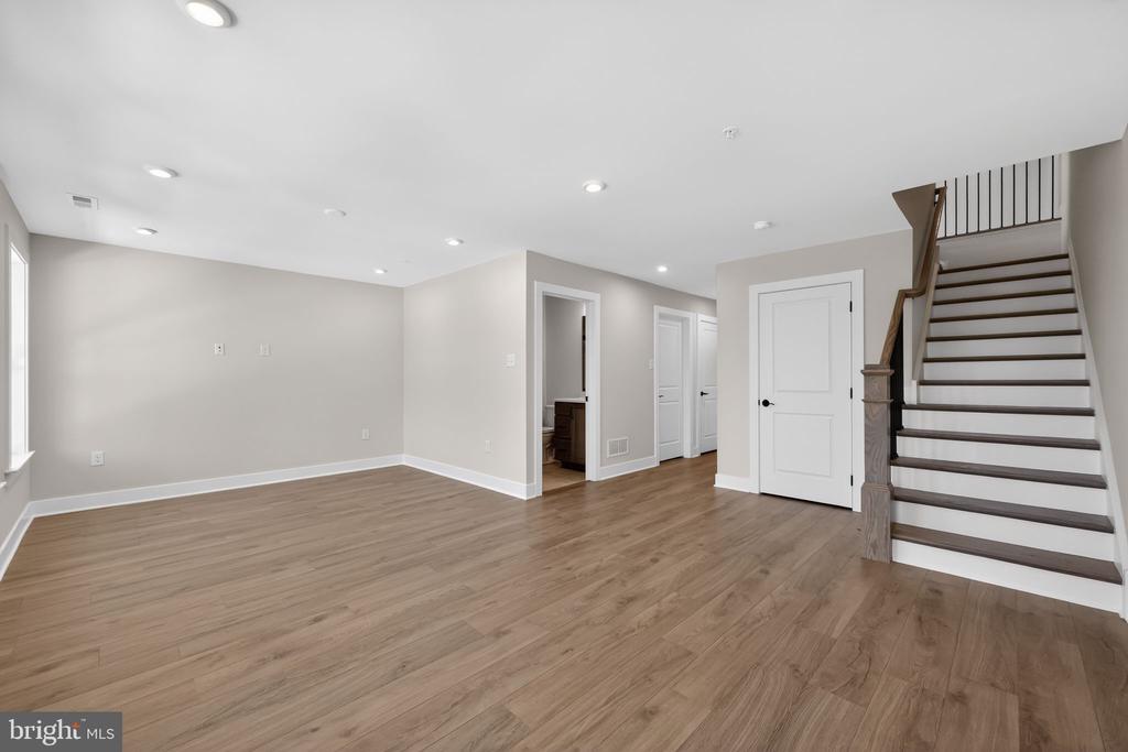 407 PENNYBROOK COURT Unit: 4 REDFORD END