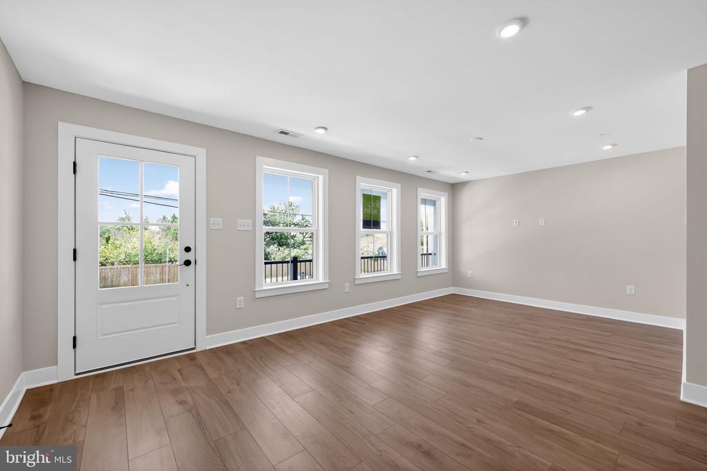 407 PENNYBROOK COURT Unit: 4 REDFORD END