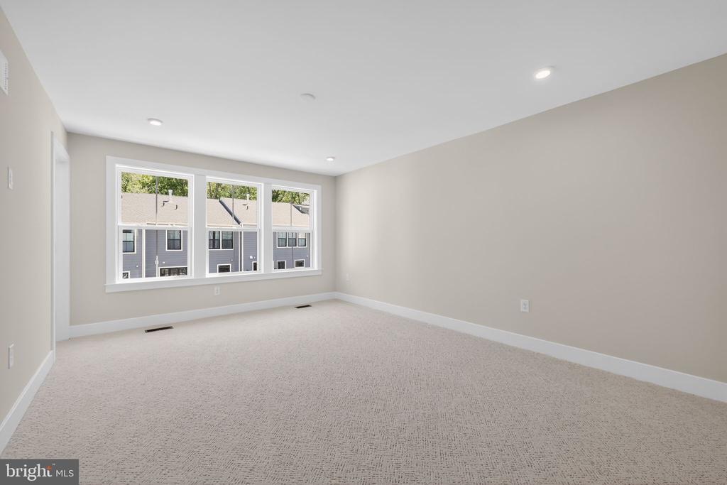 407 PENNYBROOK COURT Unit: 4 REDFORD END