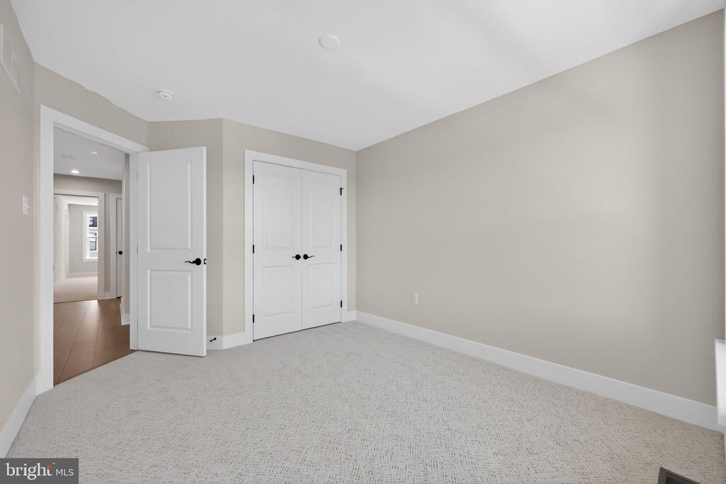 407 PENNYBROOK COURT Unit: 4 REDFORD END