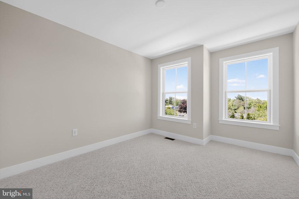 407 PENNYBROOK COURT Unit: 4 REDFORD END