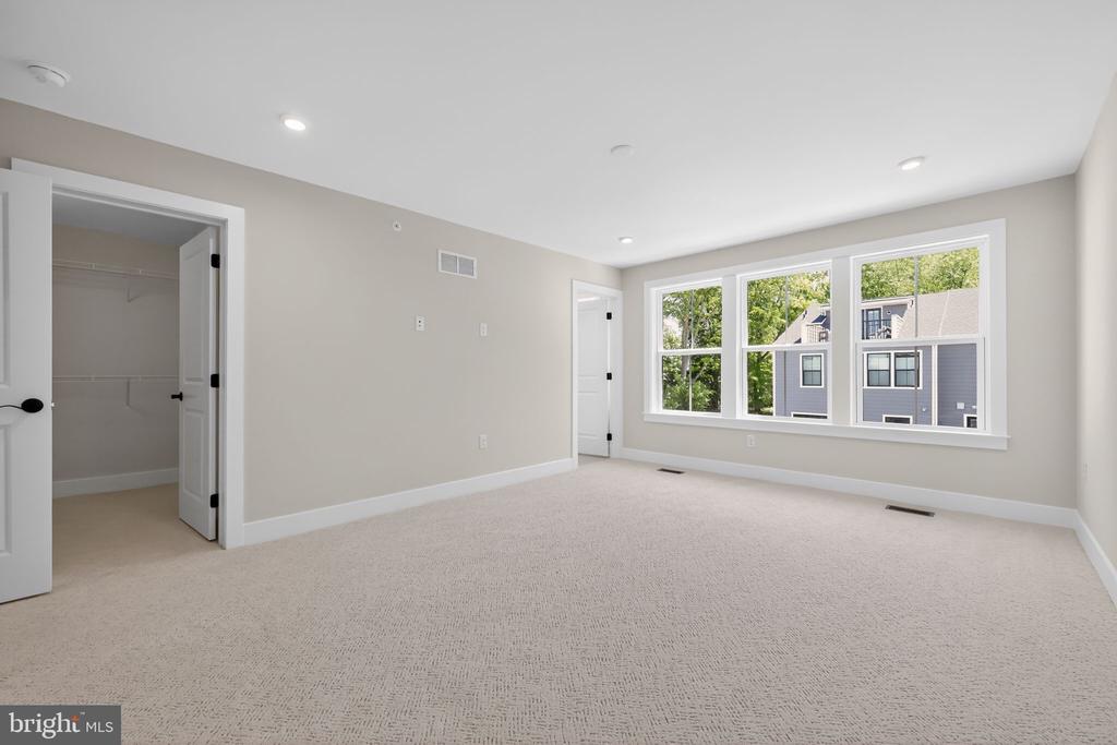 407 PENNYBROOK COURT Unit: 4 REDFORD END