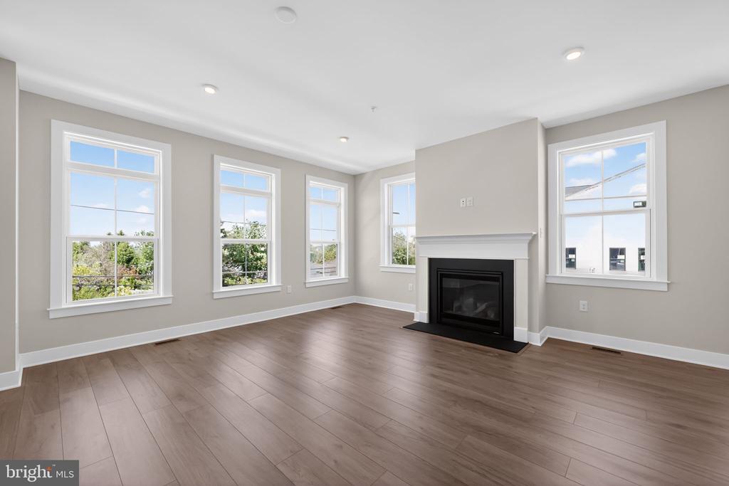 407 PENNYBROOK COURT Unit: 4 REDFORD END