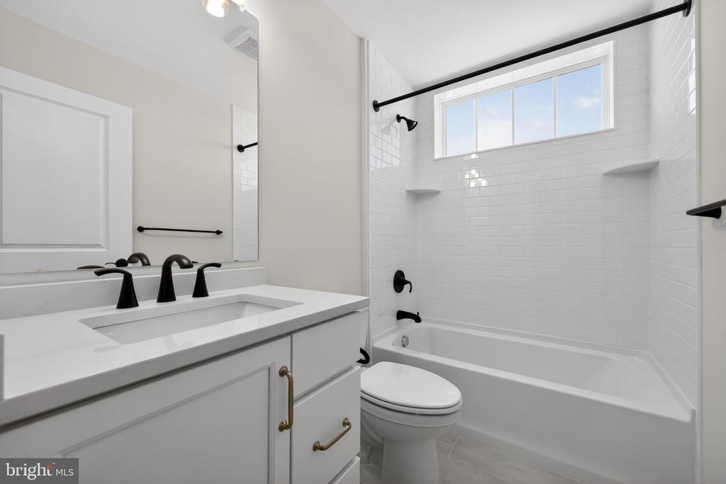 407 PENNYBROOK COURT Unit: 4 REDFORD END