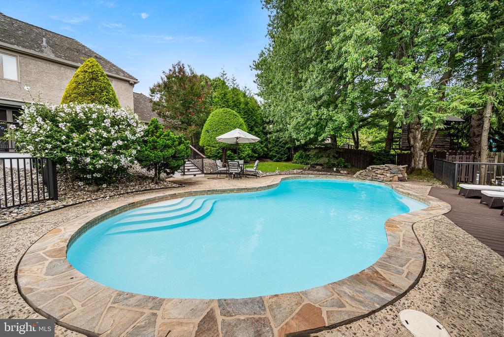 977 DERRING LANE