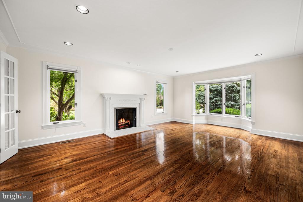 977 DERRING LANE